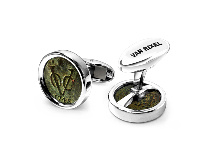 Een paar luxe, hoogwaardige, exclusieve en handgemaakte High End manchetknopen in 18 kt Witgoud met koperen VOC Duit - MIII